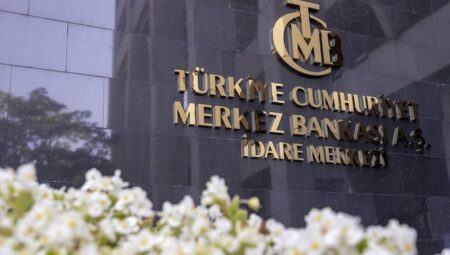 Türkiye Cumhuriyet Merkez Bankası’nın (TCMB) bankalardan net döviz fazlası olan firmalara daha yüksek kur uygulamasını talep ettiği belirtildi.